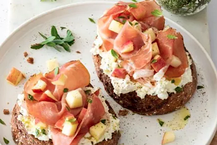 Canapés de jamón, queso fresco de cabra y manzana