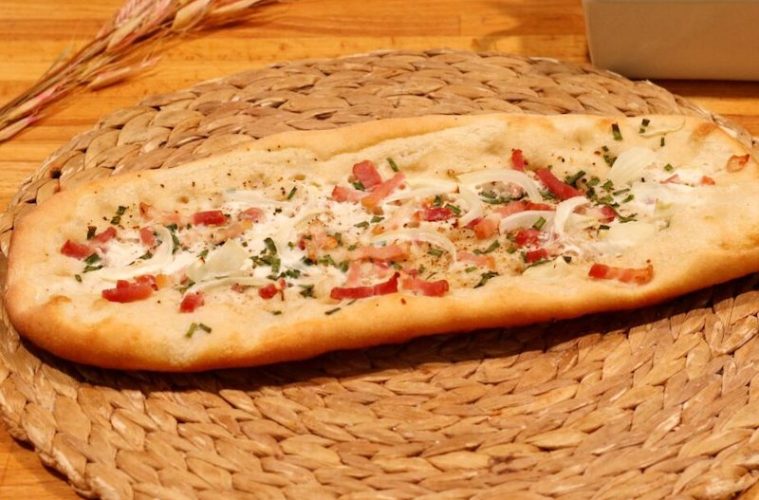 Flammkuchen alsaciano de bacon y cebolleta