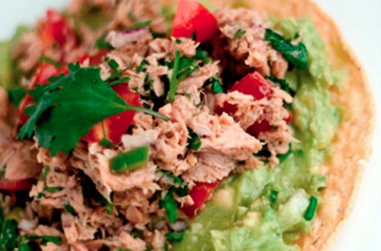 Tortillas de trigo crujientes con atún en conserva y guacamole