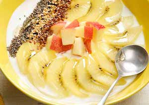 Bol de yogur con kiwi, manzana y semillas