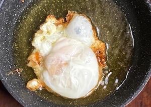 Claves para freír un huevo con puntilla sin salpicar todo de aceite 