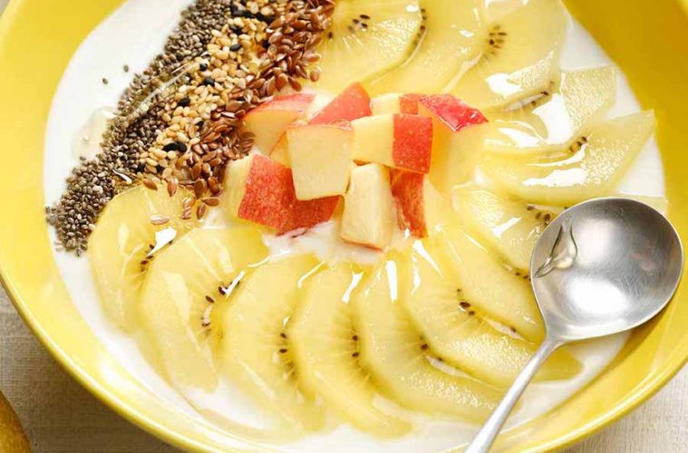 Bol de yogur con kiwi, manzana y semillas