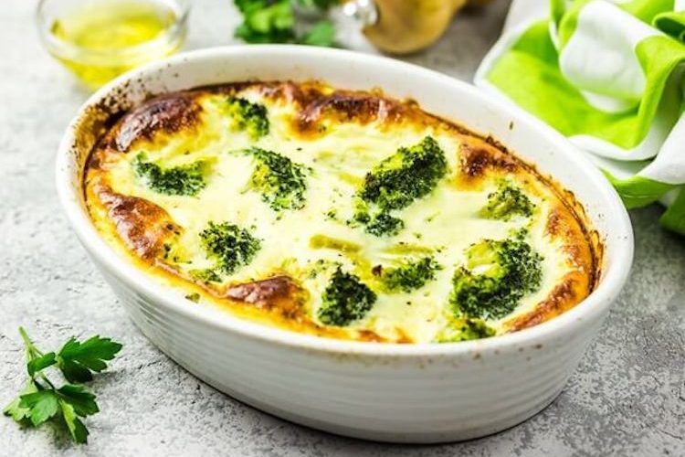 Brócoli con bacon y queso gratinado