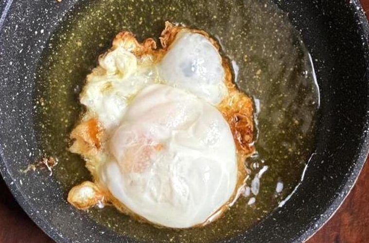 Claves para freír un huevo con puntilla sin salpicar todo de aceite Foto Pazo de Vilane