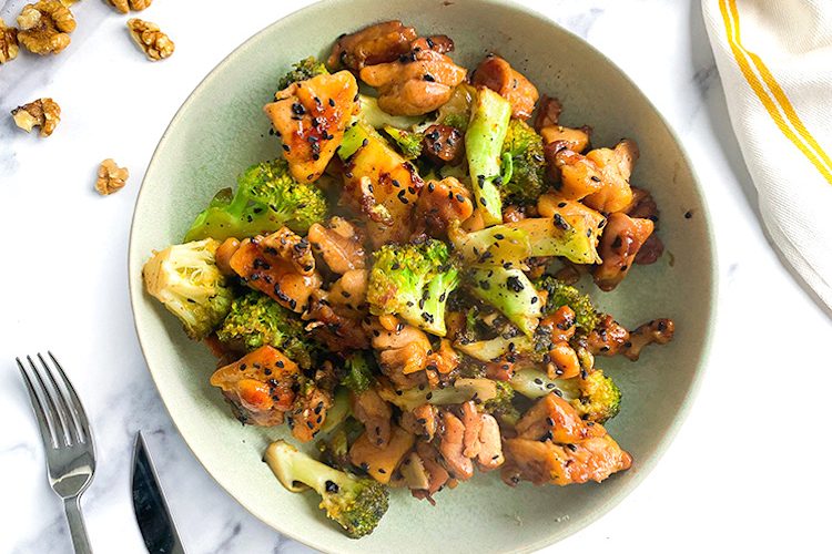 Pollo salteado con brócoli, jengibre y miel