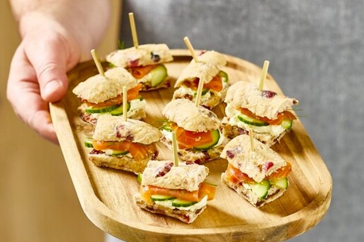 Pulguitas de salmón ahumado con pepino y wasabi