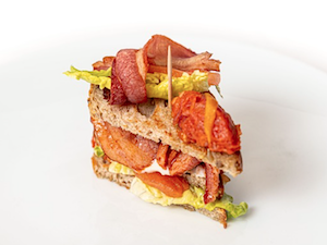 Sandwichitos de bacon marinado, tomate asado y besamel