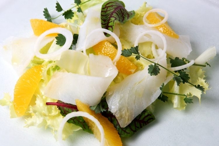 Bacalao ahumado con escarola y naranja