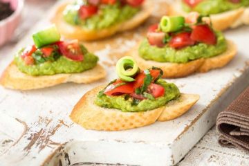 Canapés de pesto de aguacate y tomatitos cherry