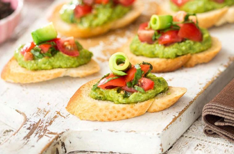 Canapés de pesto de aguacate y tomatitos cherry