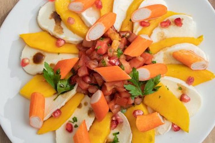 Carpaccio de mango con granada y cangrejo