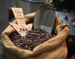 El precio mundial del cacao baja un 50 % pero sigue doblando la media de 2012 a 2022
