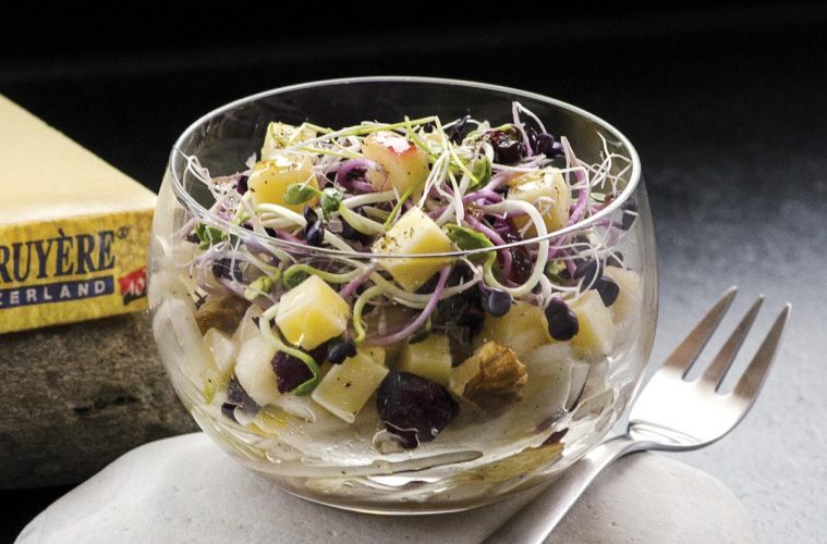 Ensalada de endivias y brotes con manzana que empiece a madurar