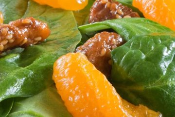 Ensalada de espinacas, mandarina y ciruelas pasas