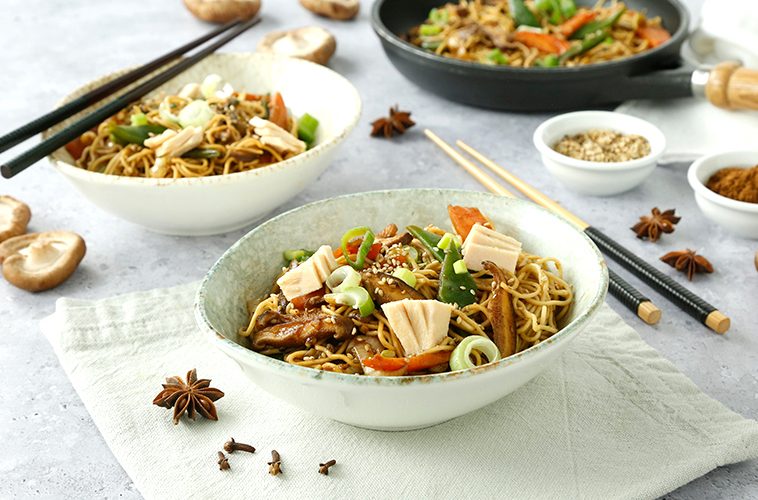 Noodles a las cinco especias chinas con atún y salsa sriracha