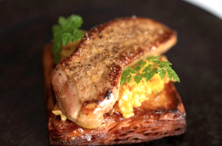 Pan brioche tostado con foie y tortilla de patata