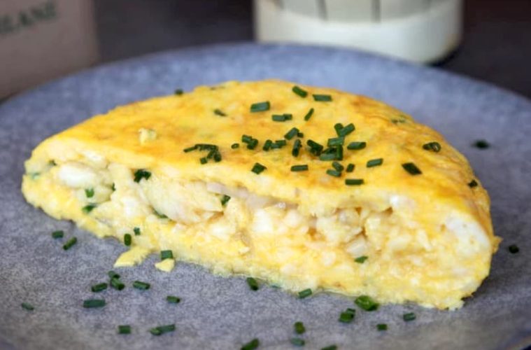 Tortilla de merluza y cebollino