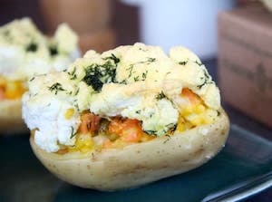 2Patatas rellenas de salmón ahumado, mozzarella y encurtidos 2