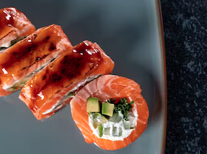 2Rollitos de salmón noruego fresco con pepino, aguacate y queso crema 2