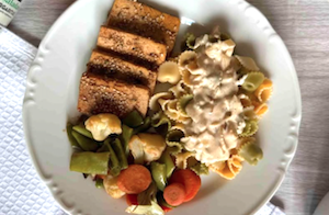 2Tofu marinado con pasta en salsa y verduras salteadas 2