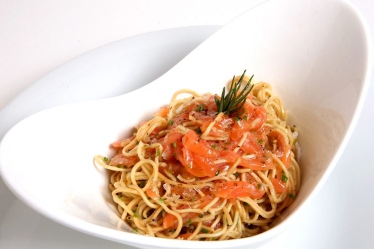 Pasta con salmón ahumado y un toque de vermut