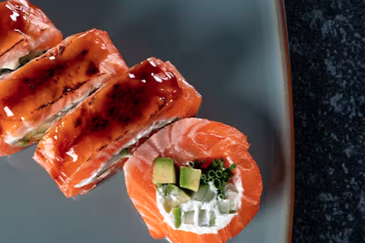 Rollitos de salmón noruego fresco con pepino, aguacate y queso crema