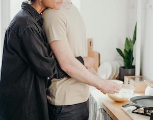 Cocinar en casa: ¿mejor solos o acompañados?