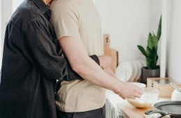 Cocinar en casa, ¿mejor solos o acompañados?