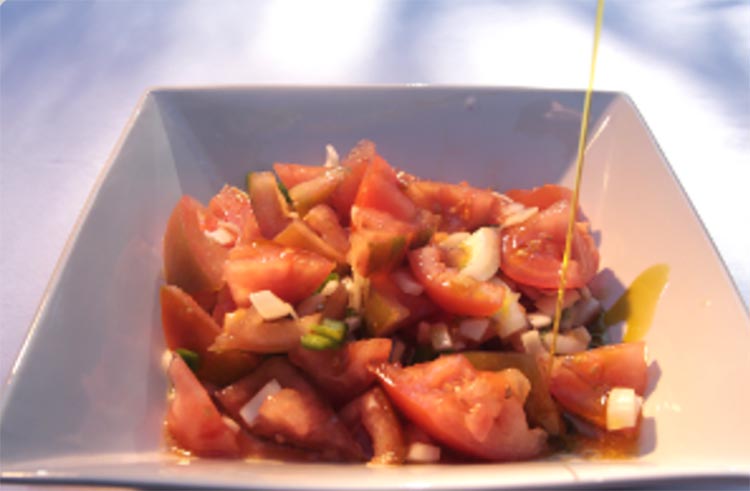Picadillo de tomates que empiezan a madurar