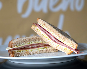 2El mejor sándwich del mundo pastrami, salsa de cítricos, queso, jamón cocido y mantequilla de pepinillos 2