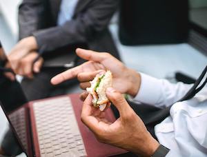 La influencia del estrés sobre los hábitos alimentarios en el entorno laboral