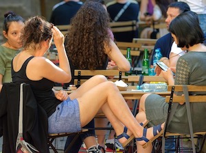 Los hosteleros madrileños prevén una Semana Santa similar a la de 2025, aunque con mayor incertidumbre