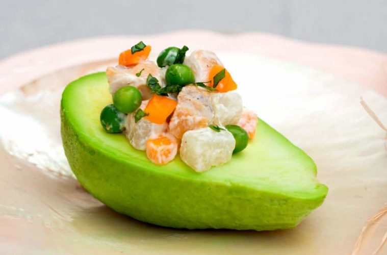 Aguacate relleno con pechuga sobrante y verduritas