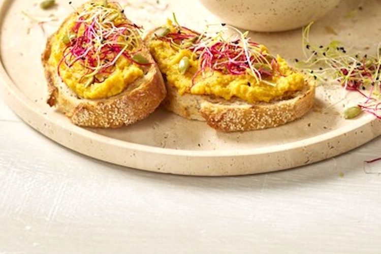 Canapés de hummus de boniato con brotes