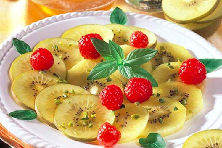 Carpaccio de kiwi con aliño de lima y miel olvidada por el armario