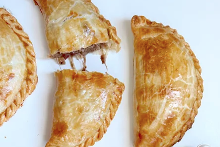 Empanadas estilo argentino de queso, panceta y salsa de trufa