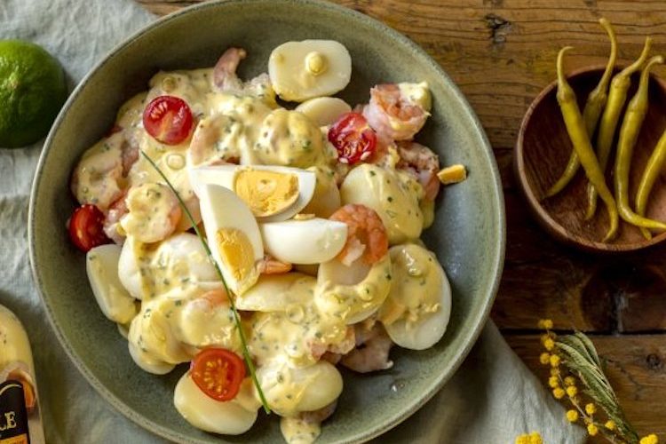Ensalada de patata y gambas con mayonesa y mostaza antigua