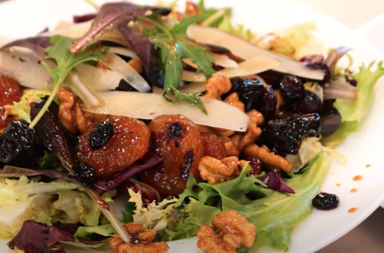 Ensalada de pechuga asada con salteado de frutos secos y miel