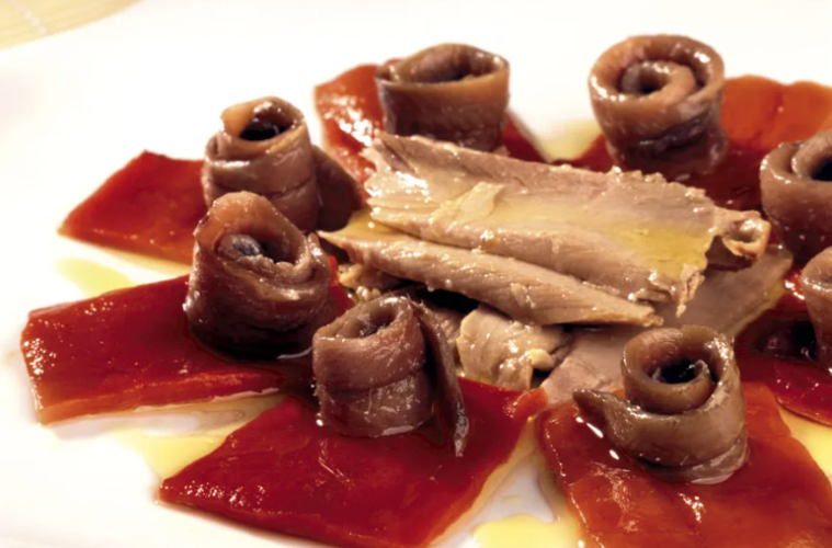 Pimientos asados con ventresca de atún y anchoas