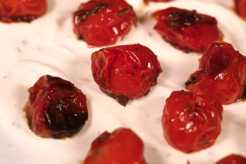 Tomatitos cherry asados con yogur griego