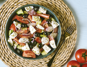 2Ensalada griega con queso fresco marinado 2