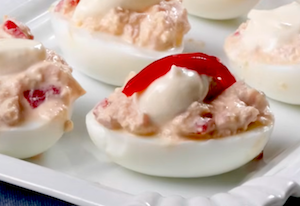 2Huevos rellenos de atún con alioli 2