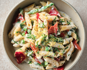 Pasta cremosa con jamón curado y hortalizas