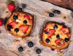2Tostas dulces de yogur, frutos rojos y muesli 2