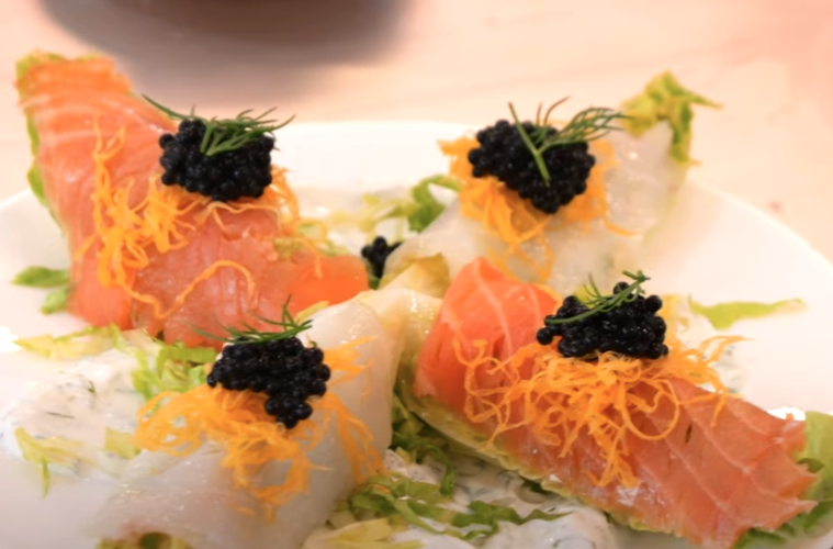 Corazones de cogollos con ahumados, caviar y huevo hilado