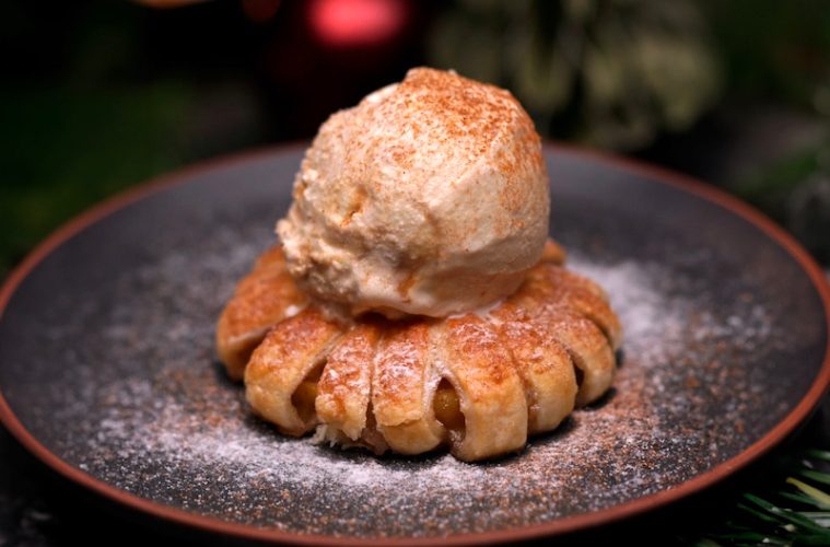 Hojaldres de manzana con helado de vainilla y caramelo