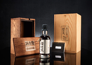 A subasta una botella de whisky japonés estimada en más de 300 000 euros 