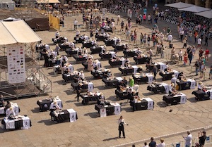 Cien cortadores en la Plaza Mayor de Salamanca como antesala del Foro Internacional del Ibérico