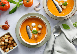 2Sopa de tomate asado con sardinillas, mozzarella y croutones 2