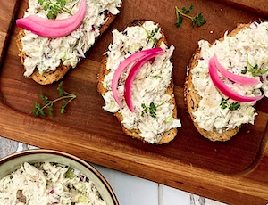 2Tostas de pan rústico con ensaladilla de merluza 2